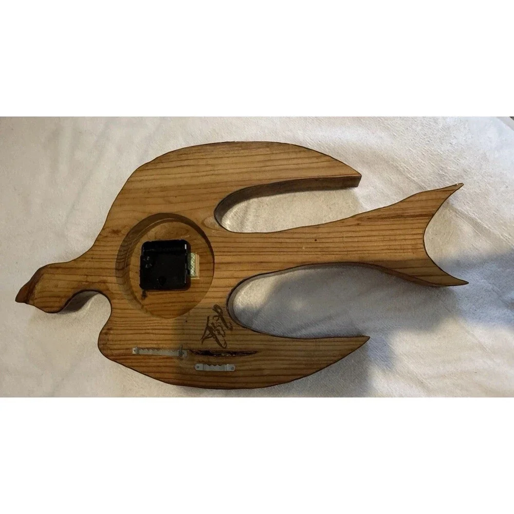 VTG 70th Cedar Stylized Bird Wall Clock Slab Wood Lacquer Rustic Cabin Decor
